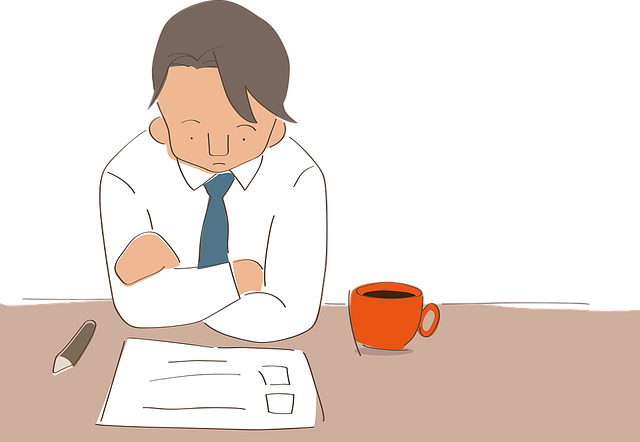 איור של אדם עצוב המסתכל על מסמכים על גבי שולחן, ולידו עיפרון וכוס קפה בצבע אדום