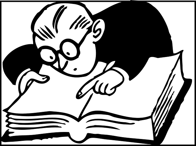אדם מתכופף וקורא בספר גדול