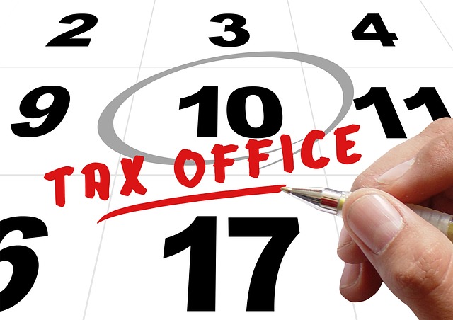 סימון מספר 10 בלוח השנה עם הכיתוב מיסי משרד באנגלית TAX OFFICE